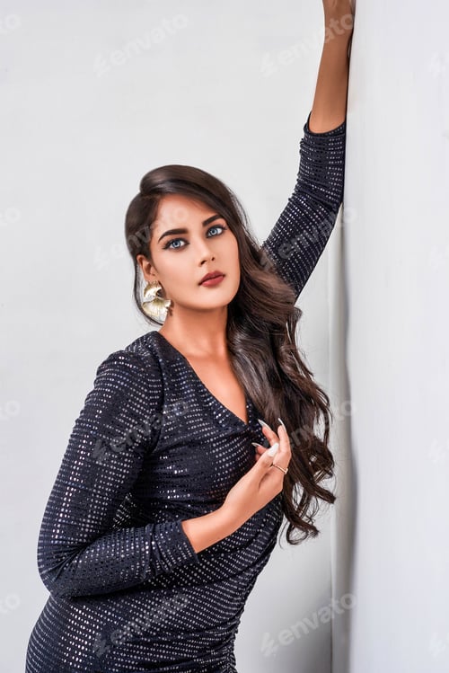 Preview: Beautiful Portrait of Young & Elegant Woman Posing