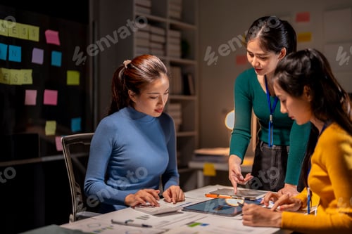 Preview: Three women are sitting at a table with a laptop and a tablet