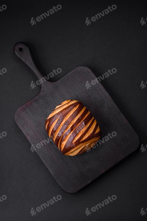 Preview: Delicious sweet crispy fresh baked cinnamon bun