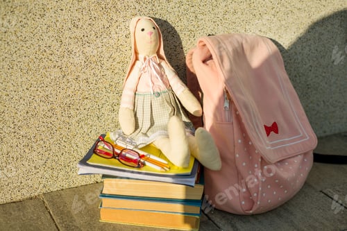 Visualização: Material escolar - Um brinquedo, óculos, mochila, lápis, cadernos