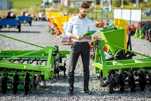 Preview: Salesman at the agricultural shop