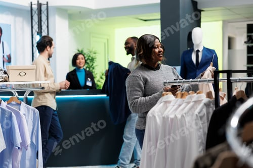 Visualização: Cliente segurando a jaqueta e verificando o aplicativo