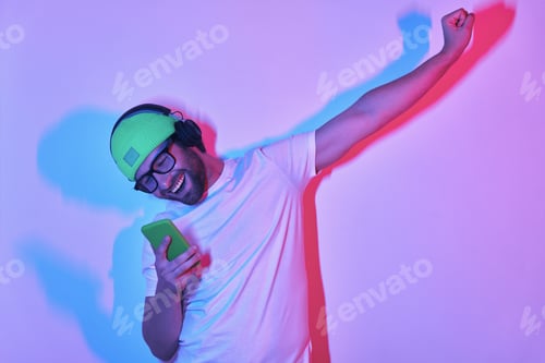 Preview: Excited man in headphones smiling and gesturing