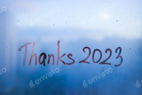 Visualização: letras: Agradecimento e números 2023: pintura sobre vidro salpicado pela chuva, nebuloso, na janela azul