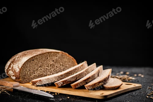 Vista previa: Pan de centeno en rodajas en una tabla de cortar.