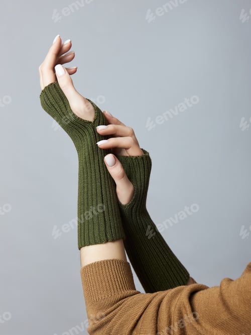 Preview: Woman in coat, spring clothes, a Snood scarf, a hat and gloves. The girl is blonde with blue eyes