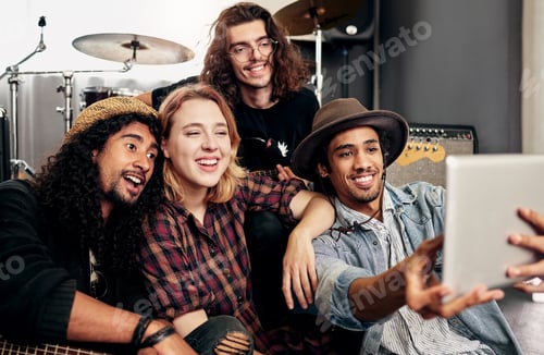 Preview: Selfies with the band