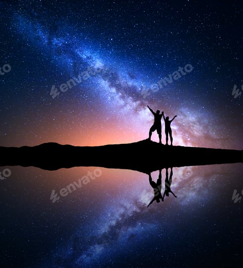 Visualização: Via Láctea e silhueta de pessoas felizes na montanha