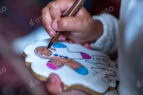 Preview: little girl, painting a homemade cookie