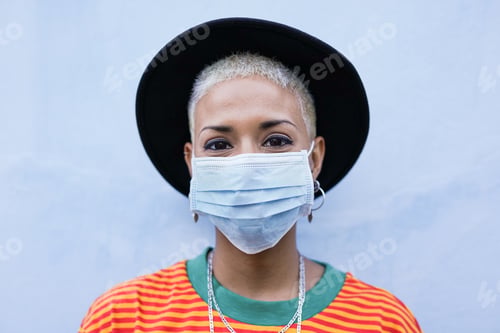 Preview: Portrait of beautiful latin woman wearing surgical face mask - Coronavirus lifestyle