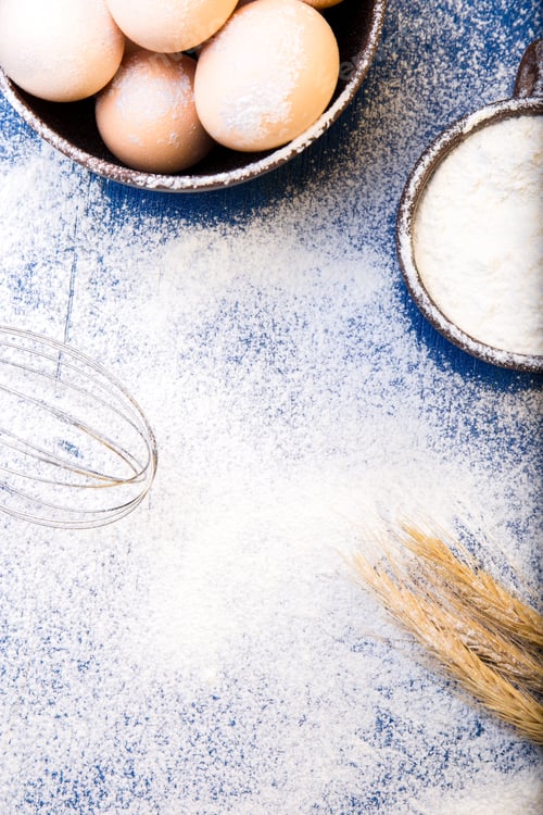 Preview: Fresh eggs in a brown bowl
