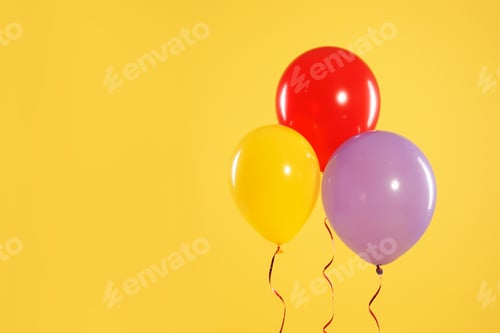 Vorschau: Helle Luftballons auf farbigem Hintergrund, Platz für Text. Zeit der Feier