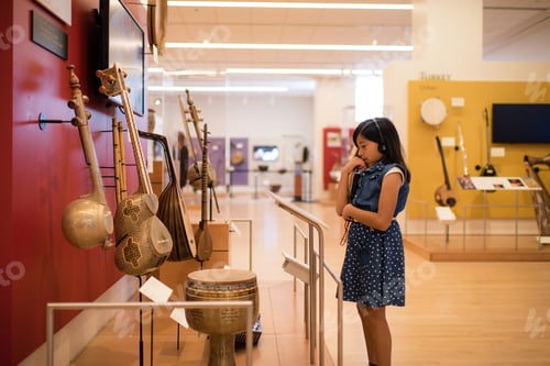Preview: Girl at the musical instruments museum
