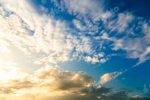 bunter dramatisch Himmel mit Wolken bei Sonnenuntergang.