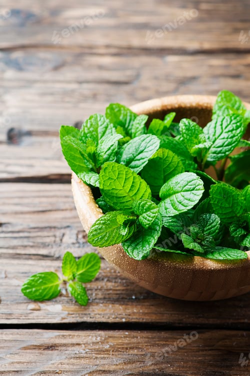 Preview: Green fresh mint om the wooden table