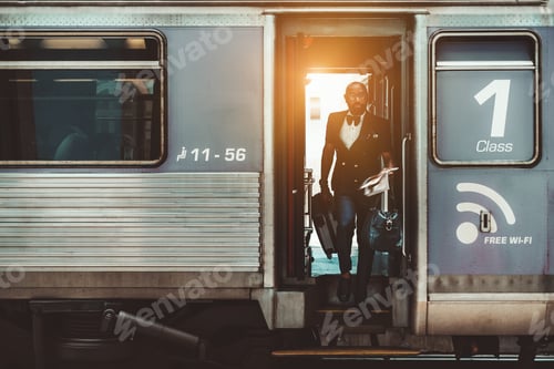 Preview: An afro man is leaving the train