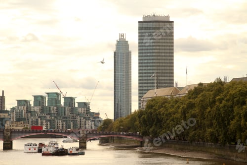 Preview: Scenic view of skyscrapers on a riverbank at sunset in London, United Kingdom