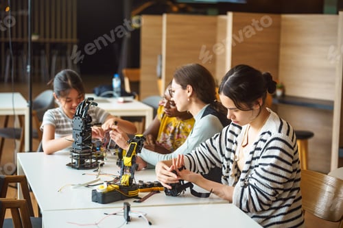 Aperçu: Diverse group of students learning robotics and engineering in a classroom setting