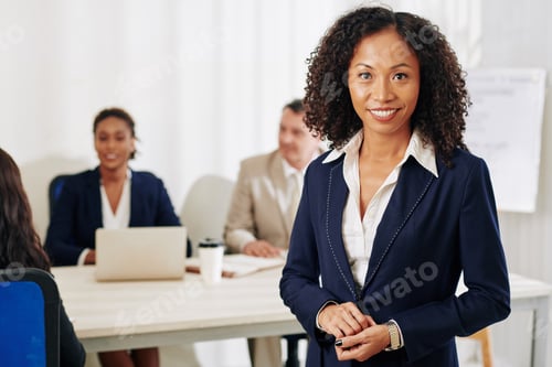 Preview: Confident smiling businesswoman