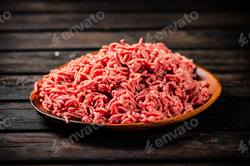 Preview: A wooden plate full of minced meat.