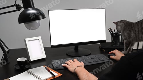 Visualização: Close up view jovem freelancer trabalhando com computador moderno em casa.