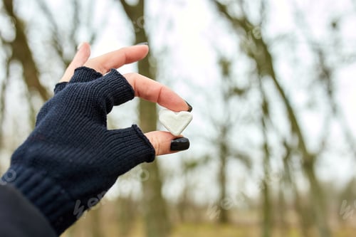 Preview: Traveler girl in black gloves keep in hand marshmallow in shaped heart