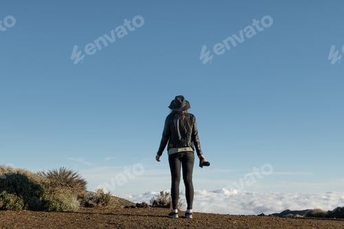 Preview: Woman with camera in desert