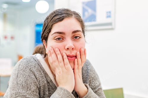 Preview: Frustrated and annoyed young Caucasian woman looking at camera