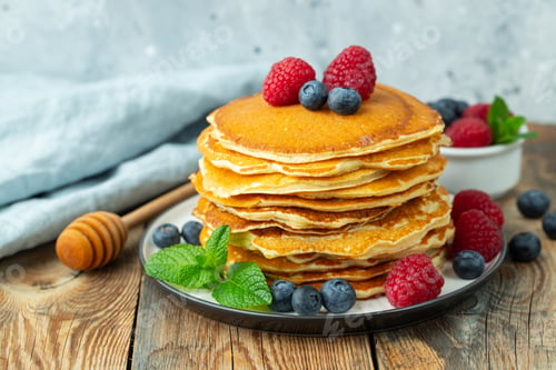 Preview: Delicious pancakes, with fresh berries and honey