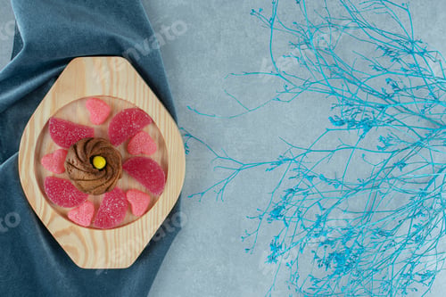 Preview: Dessert platter on a towel next to decorative branches on marble background