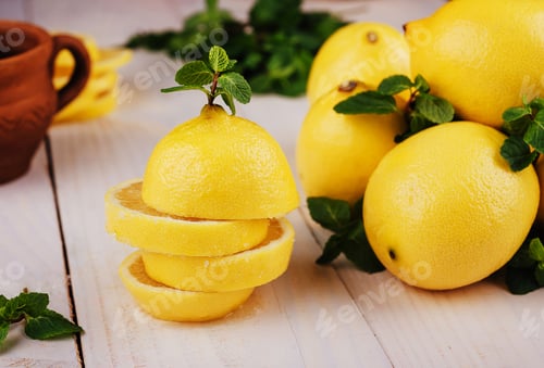 Preview: Fresh sliced lemon on the wooden table
