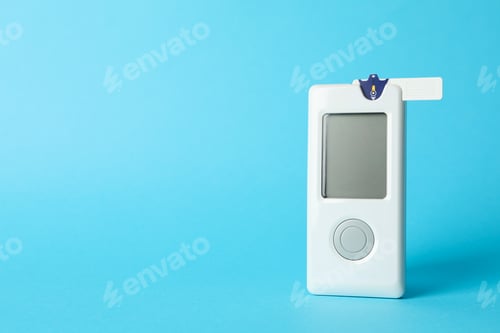 Vista previa: Medidor de glucosa en sangre sobre fondo azul, espacio para texto