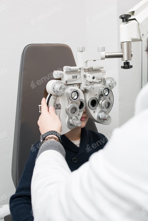 Preview: Optician testing a boy's eyes