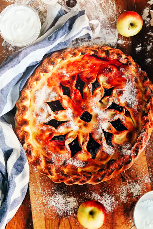 Preview: Fresh pie on table
