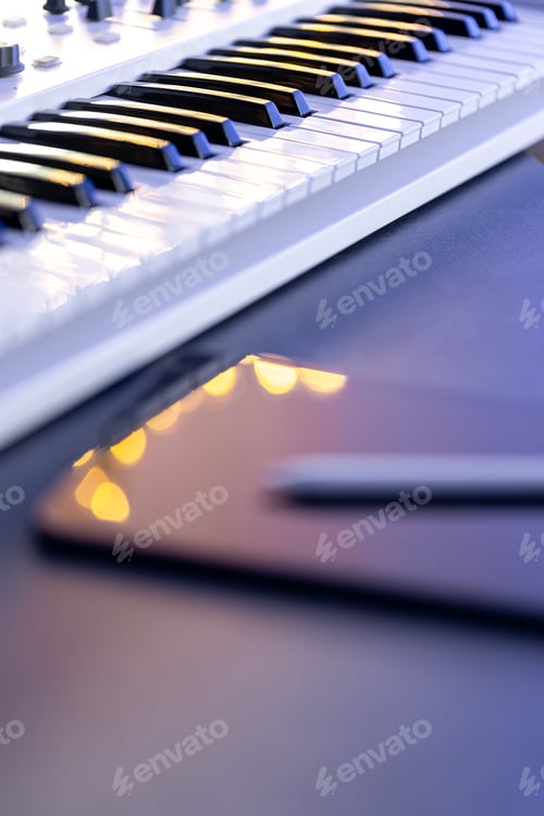 Preview: Musical keys and a tablet with a stylus on the table.