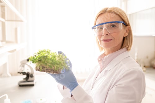 Preview: Mature lady exploring seedling