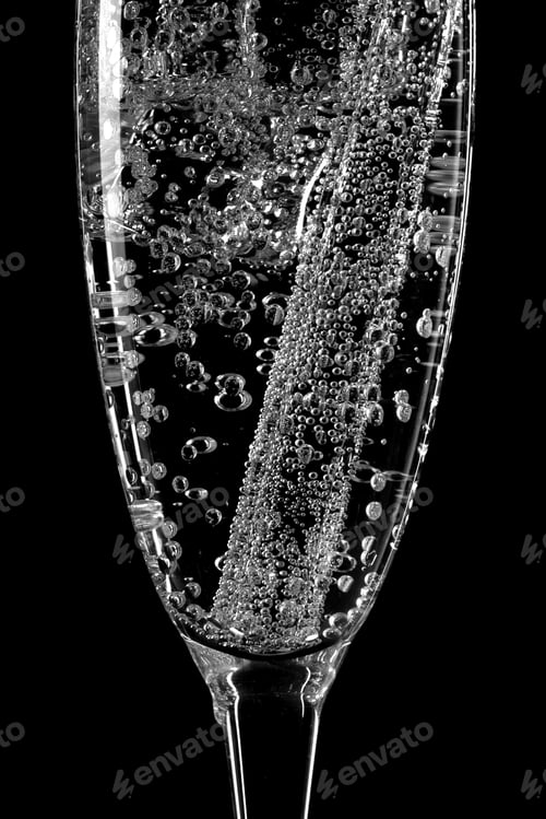 Preview: Glass of sparkling water soda drink with ice