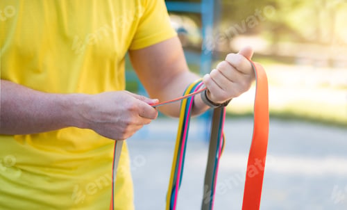 Preview: Man holding elastic rubber bands