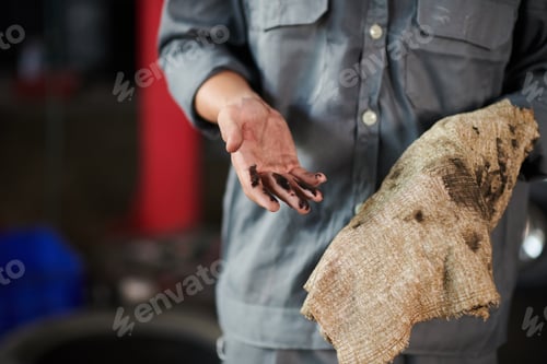 Preview: Mechanic Wiping Hands with Towel