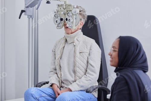 Preview: Optometry, ophthalmology and Islamic optometrist in Dubai consulting a patient for an eye test usin