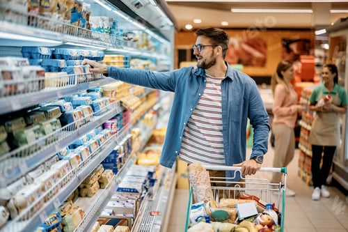 Preview: Mid adult man shopping food in the supermarket.