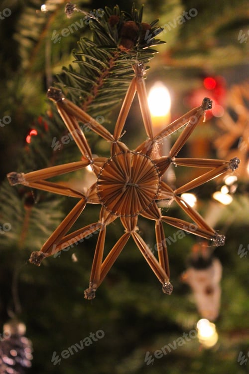 Preview: Minimalist Christmas ornament on tree