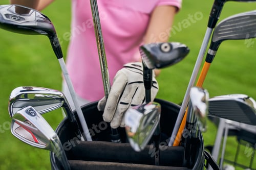 Preview: Professional female golfer choosing the right golf equipment