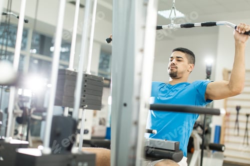 Preview: Young black man training in the gym