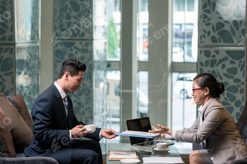 Preview: Business meeting in restaurant