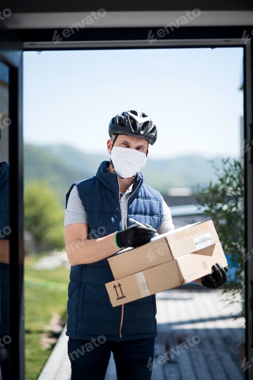 Preview: Courier with face mask delivering parcel, corona virus and quarantine concept