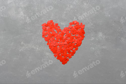 Vista previa: Red heart on gray background