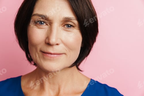Preview: Mature brunette woman smiling and looking at camera