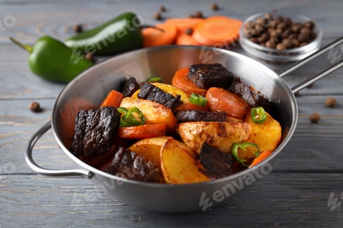 Preview: Concept of tasty food with beef with vegetables, close up