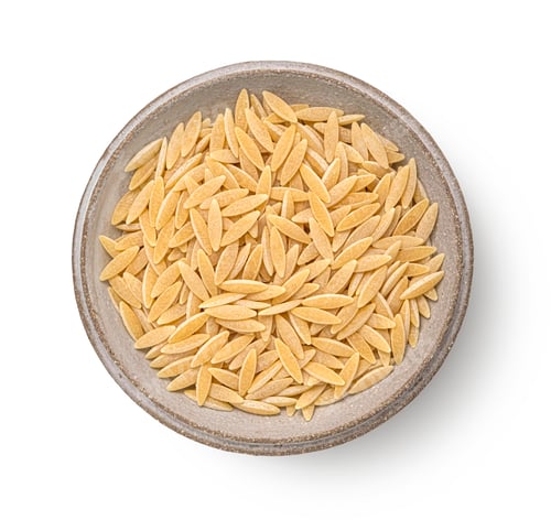 Preview: Orzo pasta isolated on white background, top view, full depth of field